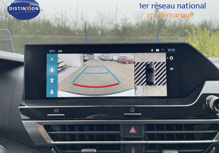 Écran central de la Citroën C4 2024 montrant la caméra de recul et la vue 360° intérieure en plan rapproché.