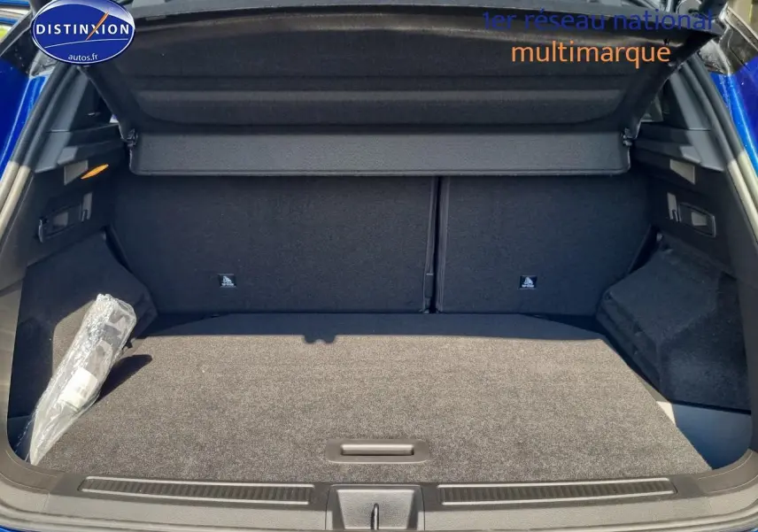 Coffre ouvert du Renault Austral bleu iron, montrant un espace de chargement propre et bien agencé avec cache-bagages.