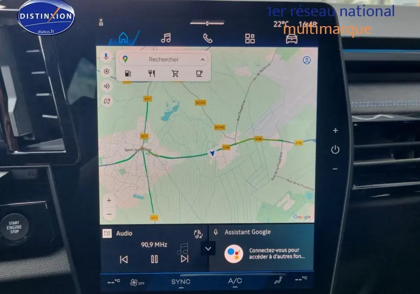 Écran tactile central du Renault Austral 2025 affichant la navigation GPS avec commandes audio et climatisation visibles.