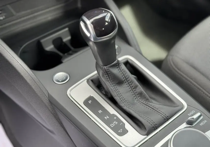 Le levier de vitesses automatique en cuir noir de l'Audi Q2 2022, vue rapprochée de la console centrale.