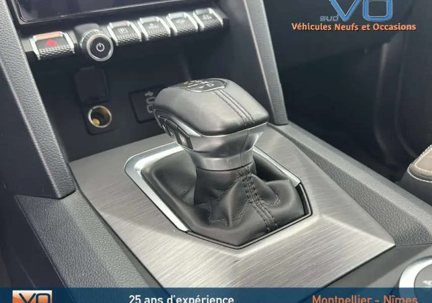 Le levier de vitesse en cuir noir de la Volkswagen Amarok 2025 vue en gros plan intérieur.