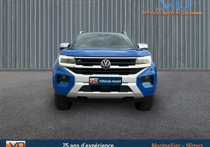 Vue frontale du Volkswagen Amarok Simple Cabine bleu 2025 avec calandre noire et détails argentés, jantes alliage 21 pouces visibles.
