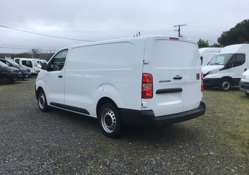 Vue 3/4 arrière droite d’un FIAT Scudo Fourgon blanc 2024 avec porte latérale coulissante et pare-chocs noir.