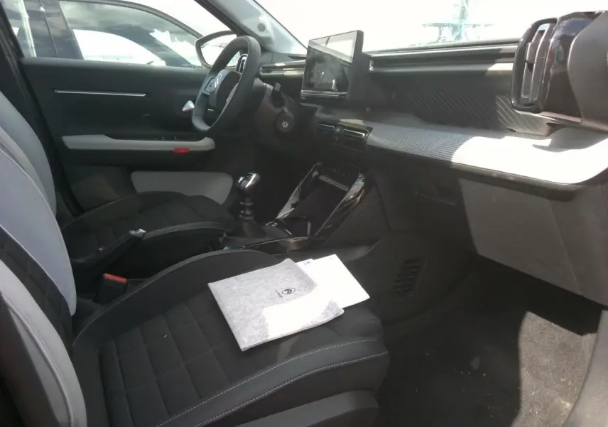 Vue intérieure côté conducteur de la Citroën C3 Turbo 100 Max 2025, sièges noirs et gris, écran tactile central visible.