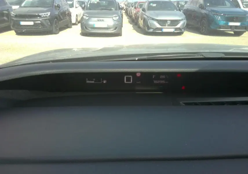 Vue intérieure du tableau de bord de la Citroën C3 Turbo 100 Max, affichage numérique central avec compteur et température.