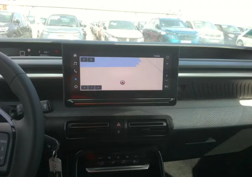 Vue intérieure du tableau de bord de la Citroën C3 Turbo 100 Max 2025, écran GPS 10 pouces en évidence.