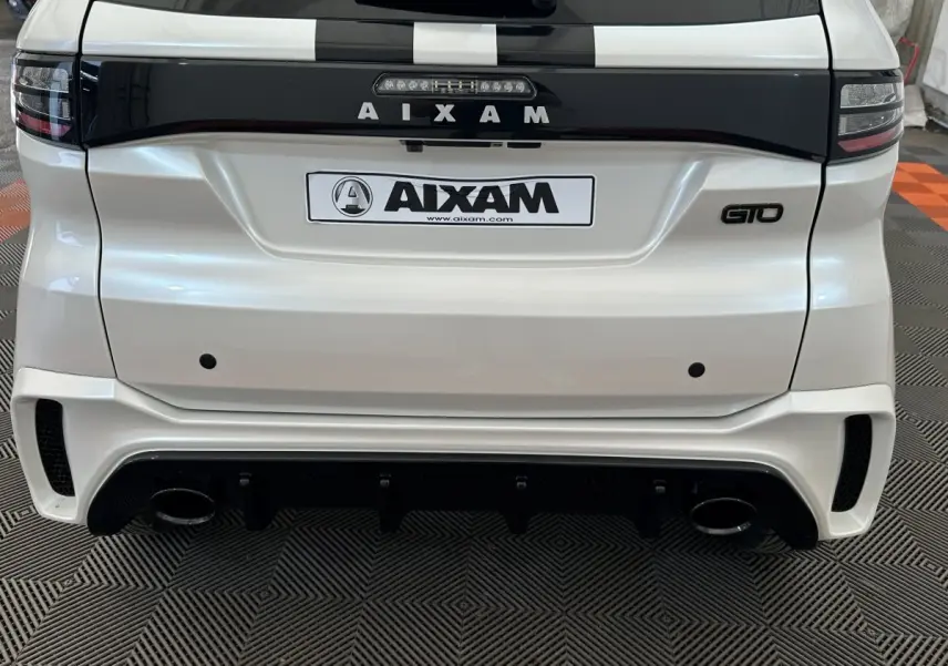 Vue arrière d'une Aixam Ambition 0.5 City GTO blanche avec logo AIXAM et badge GTO sur fond noir.