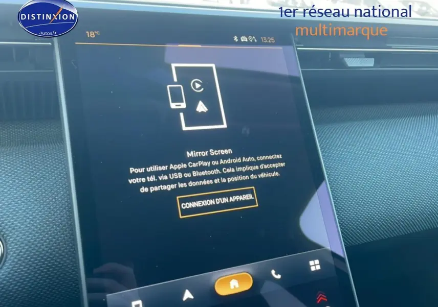 Écran tactile central affichant la connexion Apple CarPlay dans l’habitacle du Citroën C5 Aircross blanc, vue de face.