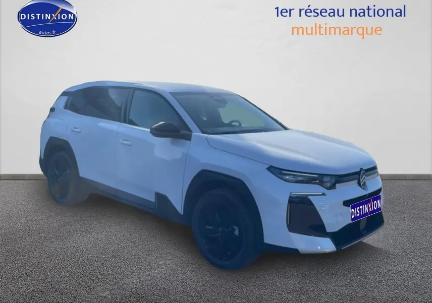 Vue 3/4 avant droite d'un Citroën C5 Aircross blanc avec jantes noires et détails noirs contrastants.