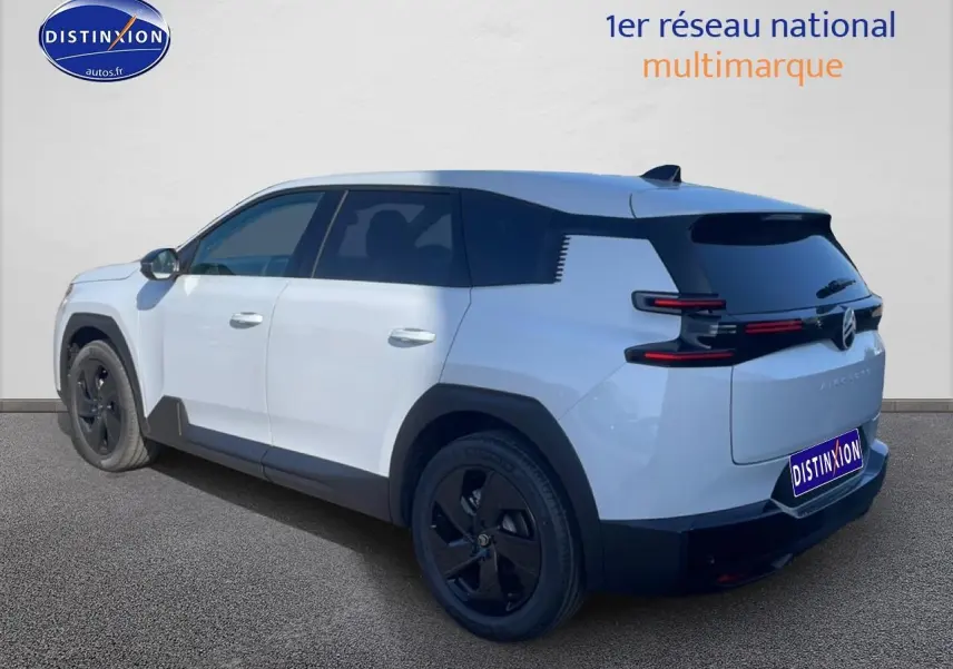 Vue 3/4 arrière droite d'un Citroën C5 Aircross blanc avec jantes noires et vitres arrière teintées.