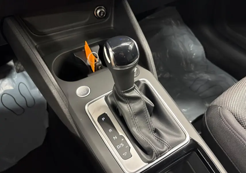 Le levier de vitesse automatique de l'Audi Q2 35 TFSI S Line 2026, vue rapprochée de la console centrale intérieure.