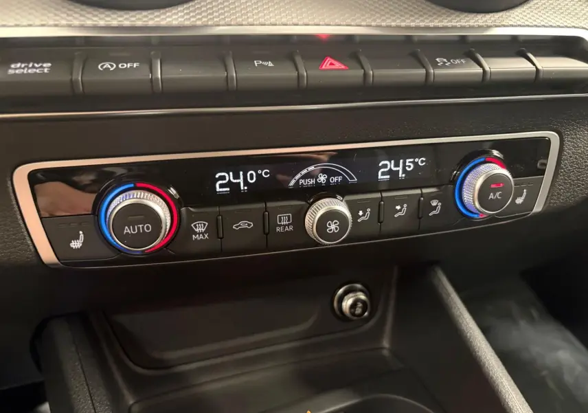 Gros plan sur la console de climatisation digitale de l'Audi Q2 35 TFSI S Line avec réglages de température à 24°C et 24,5°C.