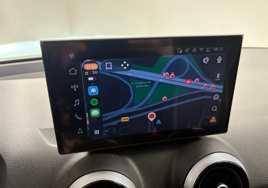 Écran central tactile de l’Audi Q2 35 TFSI S Line 2026 affichant la navigation avec carte et icônes colorées.