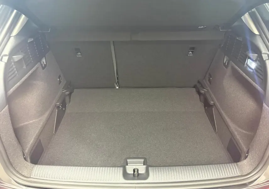 Coffre ouvert vu de l'arrière d'un Audi Q2 35 TFSI S Line 2026 en gris Daytona, espace de chargement vide et propre.