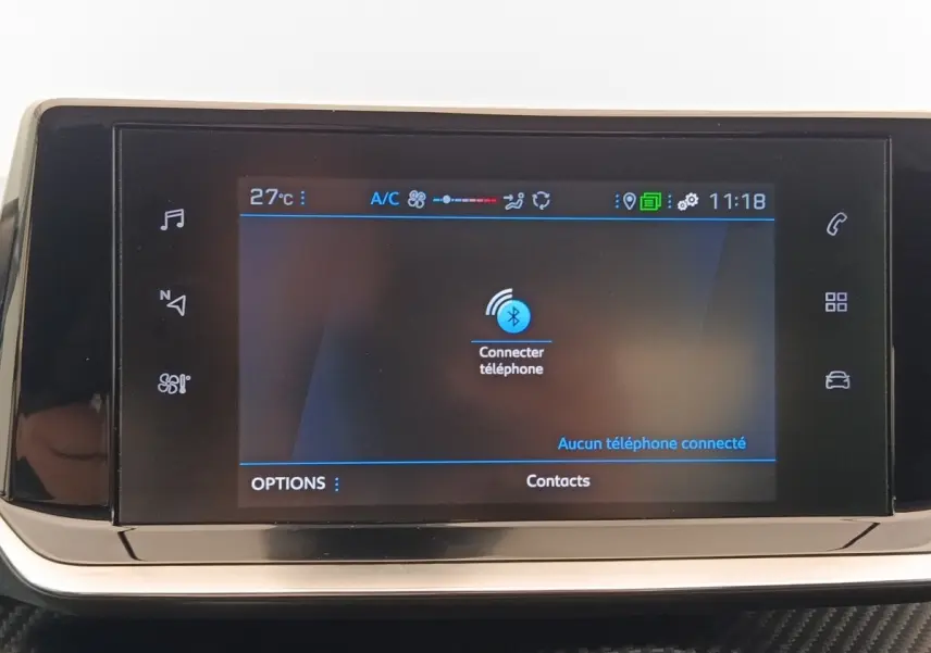 Écran tactile central de la Peugeot 208 PureTech 75 blanc, affichant la connexion Bluetooth téléphone.