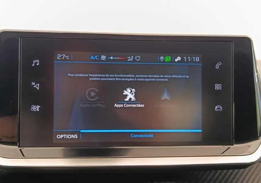 Écran tactile central de la Peugeot 208 blanc affichant les options Apple CarPlay et Android Auto en mode connecté.