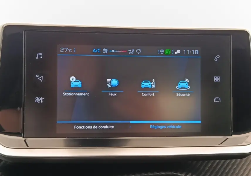 Écran tactile central de la Peugeot 208 PureTech 75 blanc, affichant les réglages de conduite et sécurité.