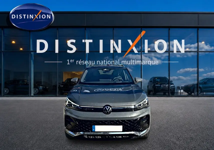 Volkswagen Tiguan 2.0 TDI gris dauphin vu de face, avec calandre noire et phares LED fins.
