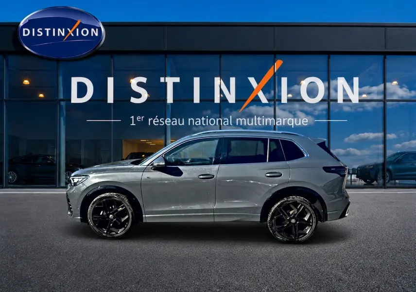 Volkswagen Tiguan 2.0 TDI R-Line gris dauphin vu de profil droit devant showroom Distinxion.