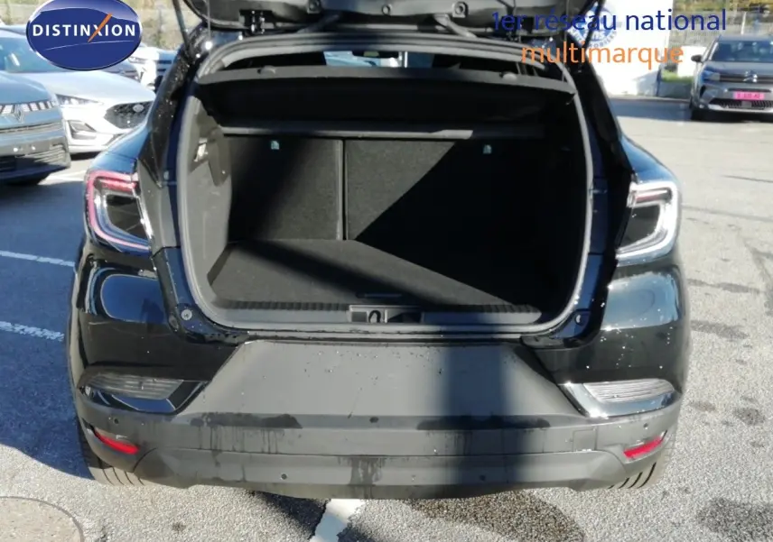 Vue arrière d'un Renault Captur noir étoile métal 2026 avec coffre ouvert, montrant l'espace de chargement vide.