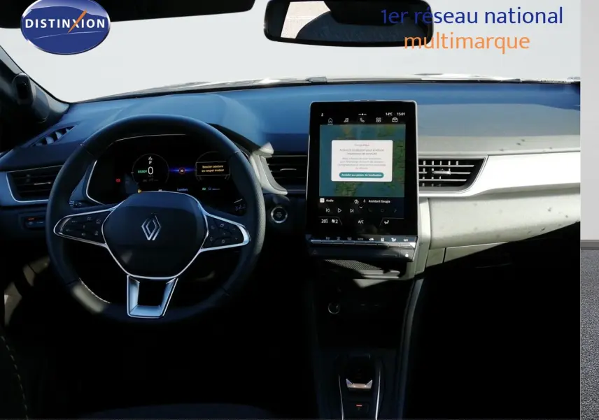 Vue intérieure centrée sur le volant et l’écran tactile vertical du tableau de bord du Renault Captur noir étoile métal.