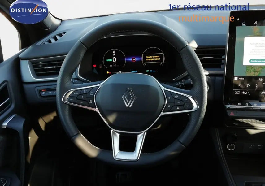 Vue intérieure centrée sur le volant multifonction noir du Renault Captur E-Tech 2026 avec tableau de bord digital.