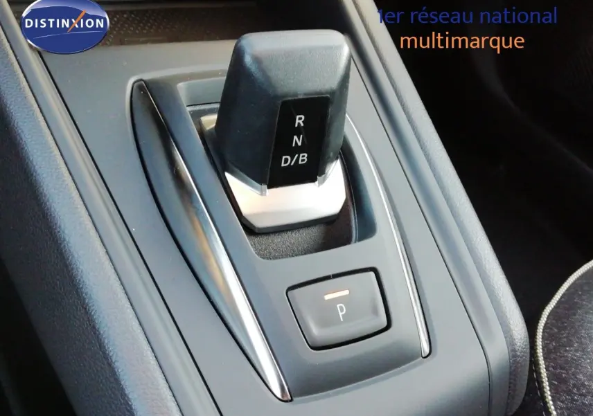 Gros plan sur la commande de boîte automatique noire du Renault Captur E-Tech Full Hybrid 2026, intérieur gris foncé.