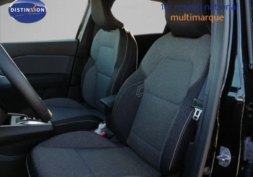 Vue intérieure côté conducteur du Renault Captur E-Tech hybride 2026, sièges tissu gris avec surpiqûres contrastées.