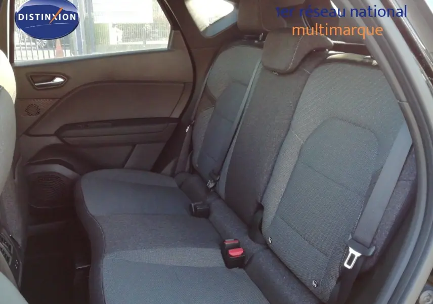 Vue intérieure côté droit des sièges arrière en tissu gris du Renault Captur E-Tech Full Hybrid 160ch 2026.