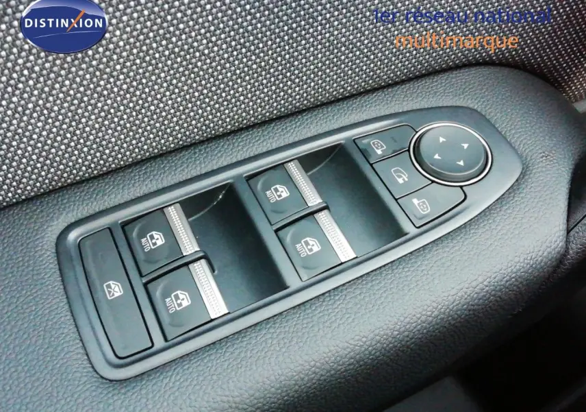 Gros plan sur les commandes des vitres électriques et rétroviseurs du côté gauche intérieur d’un Renault Captur noir étoile métal.