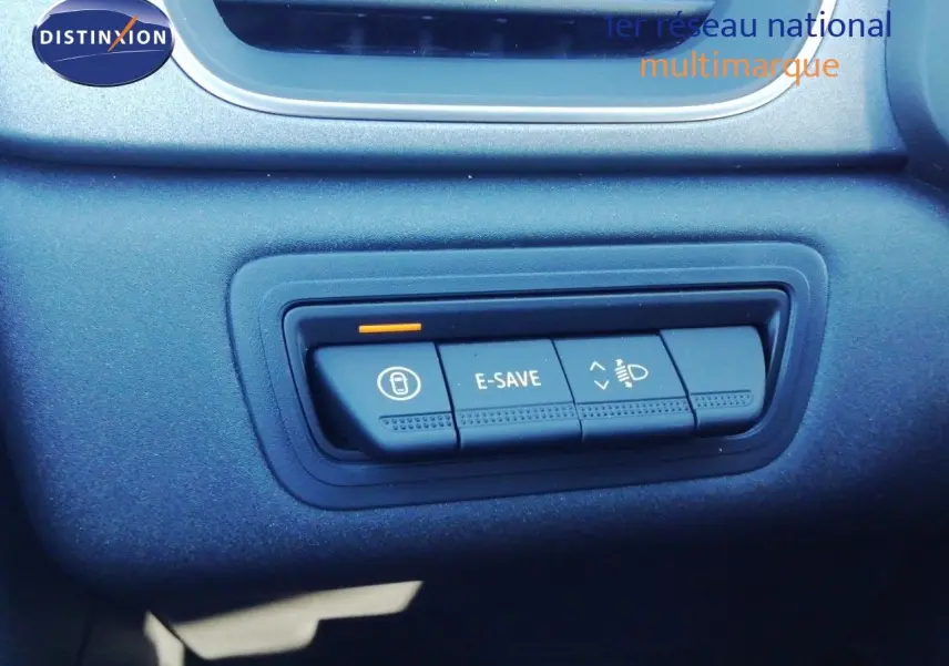Gros plan sur les commandes intérieures noires du tableau de bord du Renault Captur E-Tech Full Hybrid 2026.