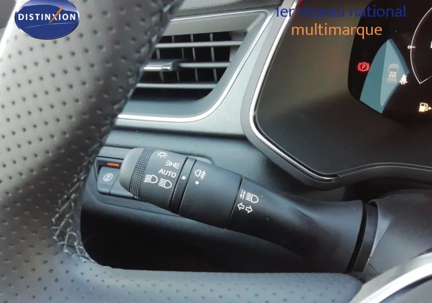 Gros plan sur la manette des feux et clignotants côté gauche du tableau de bord du Renault Captur noir étoile métal.