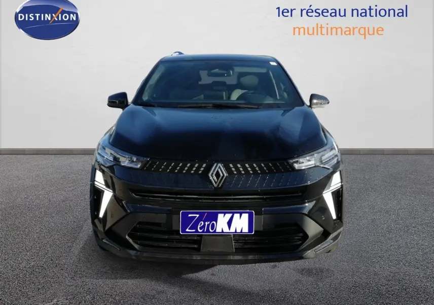 Vue avant du Renault Captur E-Tech Full Hybrid noir étoile métal, avec calandre et éclairage LED distinctifs.