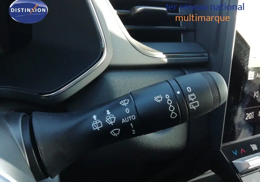 Gros plan sur la commande des essuie-glaces dans l’habitacle du Renault Captur noir étoile métal, version hybride 2026.