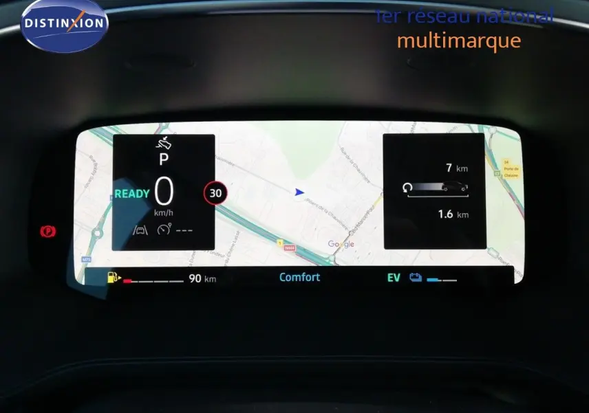 Tableau de bord numérique du Renault Captur E-Tech 2026 affichant la navigation et les informations de conduite en mode hybride.