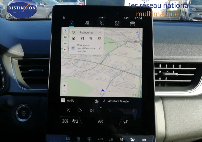 Vue rapprochée de l’écran tactile central du Renault Captur noir étoile métal, affichant la navigation GPS.