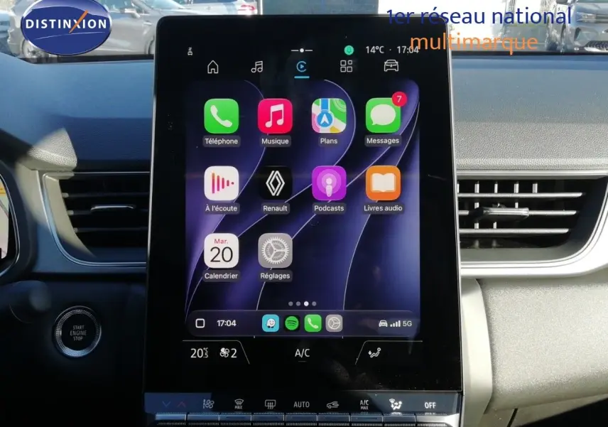 Vue rapprochée de l’écran tactile central du Renault Captur E-Tech 2026, affichant l’interface multimédia colorée.