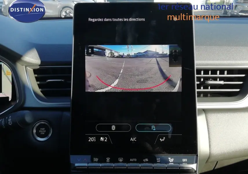 Vue intérieure centrée sur l’écran tactile affichant la caméra de recul du Renault Captur noir étoile métal.
