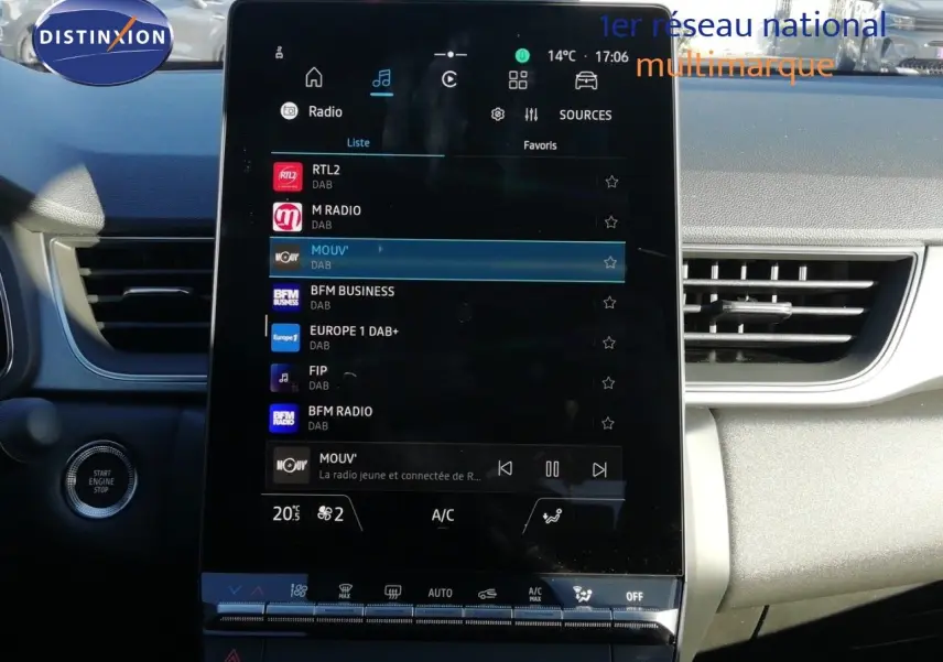 Vue intérieure centrée sur l'écran tactile multimédia du Renault Captur noir étoile métal, avec commandes climatisation visibles.