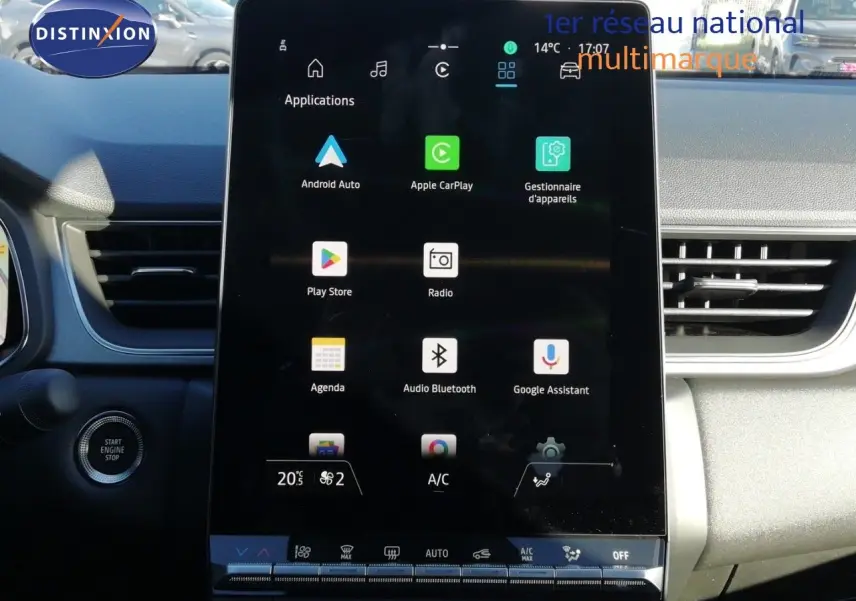 Vue rapprochée de l’écran tactile central du Renault Captur noir étoile métal 2026, affichant les applications connectées.