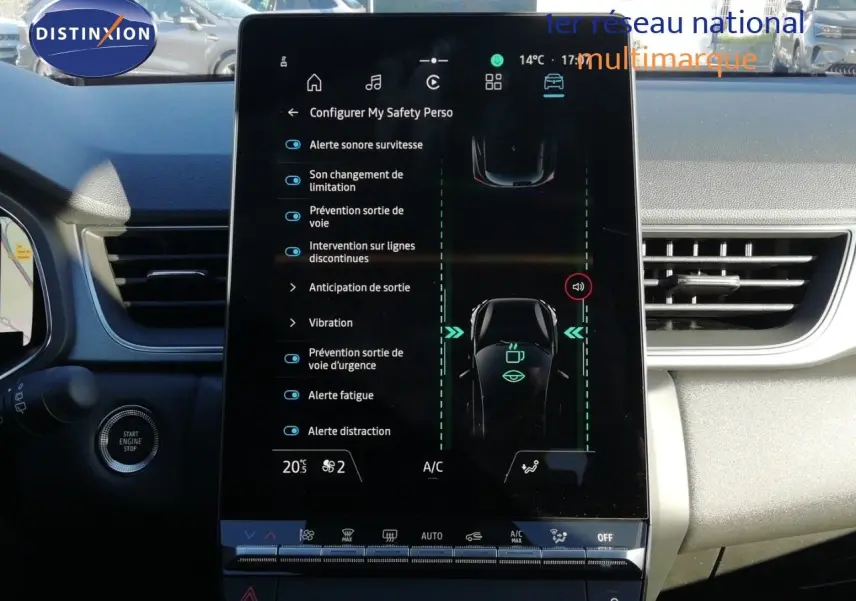 Vue intérieure centrée sur l’écran tactile du tableau de bord du Renault Captur noir étoile métal, affichant les réglages de sécurité.