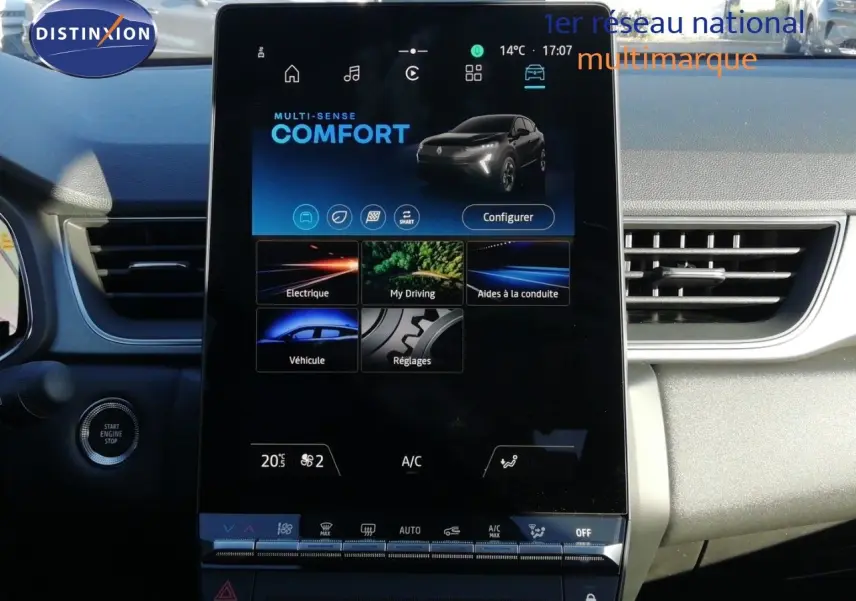 Écran tactile central du tableau de bord du Renault Captur E-Tech noir étoile métal, affichant le mode Confort.