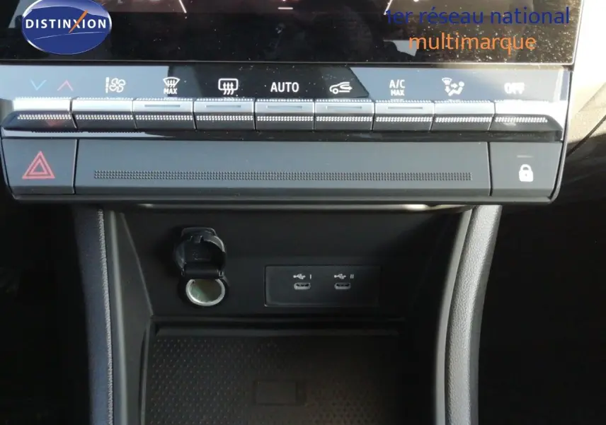 Vue rapprochée de la console centrale du Renault Captur noir étoile métal 2026, avec commandes climatisation et ports USB visibles.