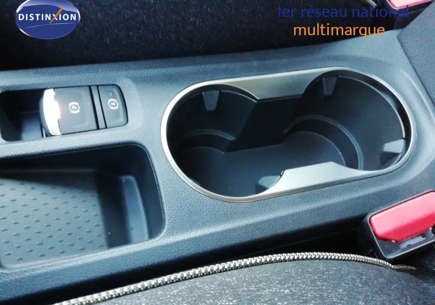 Gros plan sur la console centrale avec porte-gobelets et commande frein à main électrique du Renault Captur noir étoile métal.
