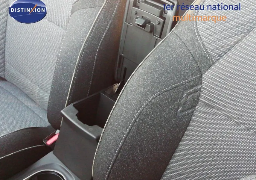 Gros plan sur l'accoudoir central ouvert entre les sièges avant en tissu gris du Renault Captur E-Tech hybride 2026.