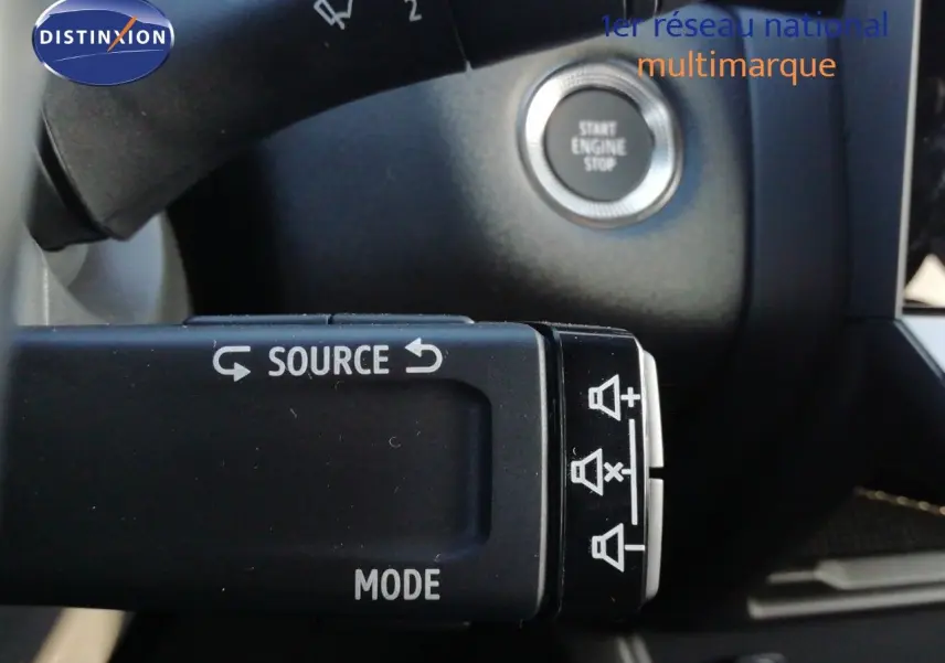Gros plan sur la commande au volant du Renault Captur noir Étoile Métal, avec bouton start engine stop en arrière-plan.
