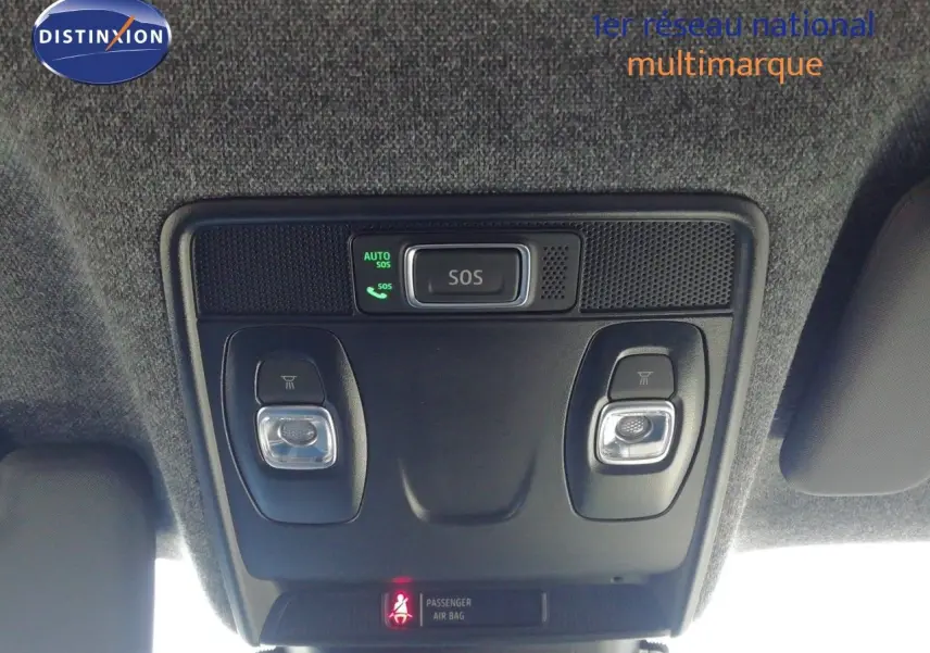 Vue intérieure du plafonnier avec éclairages et bouton SOS du Renault Captur noir étoile métal 2026.