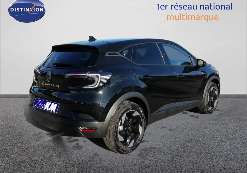Vue 3/4 arrière droite du Renault Captur noir étoile métal avec jantes noires et détails modernes.