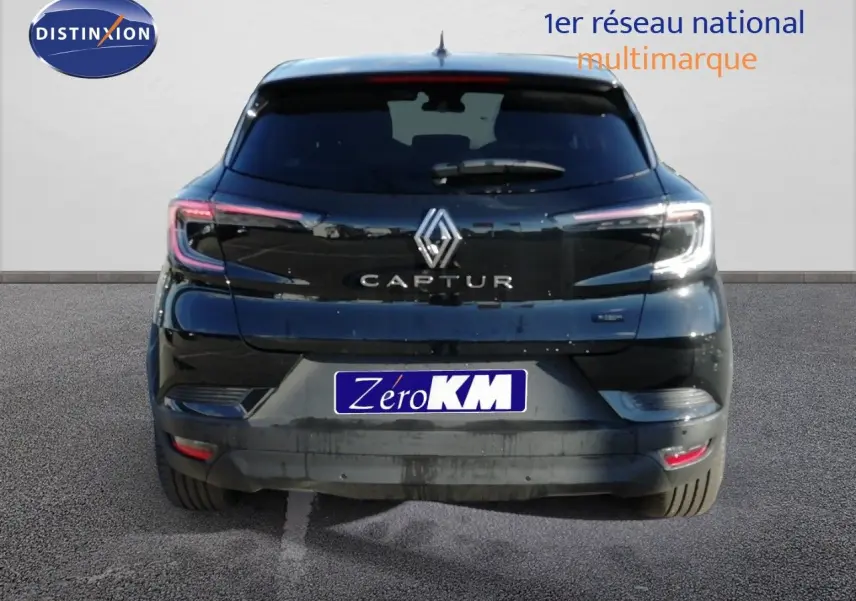 Vue arrière d'un Renault Captur noir étoile métal, version hybride, avec feux arrière LED et logo central visible.