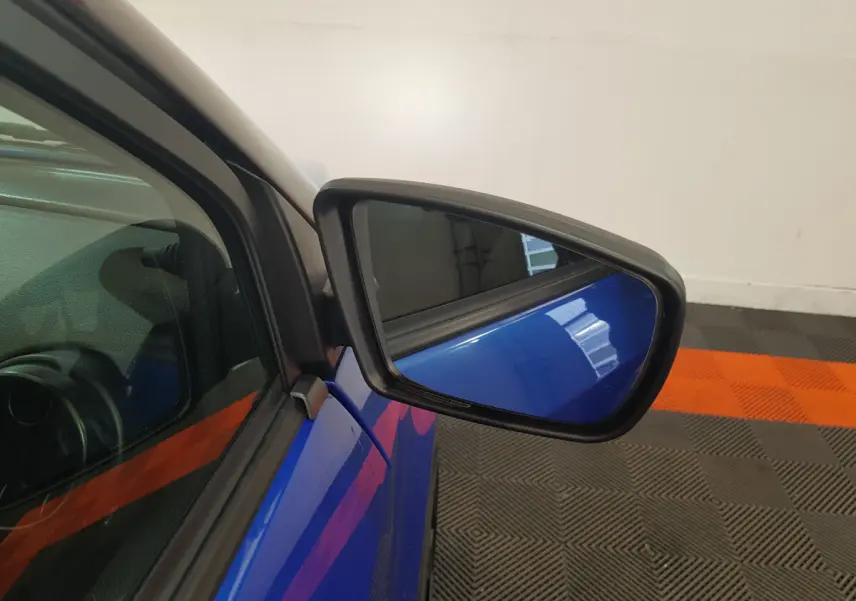 Gros plan sur le rétroviseur caméra côté conducteur d'une Aixam Ambition 0.5 City Sport bleu, vue latérale gauche.
